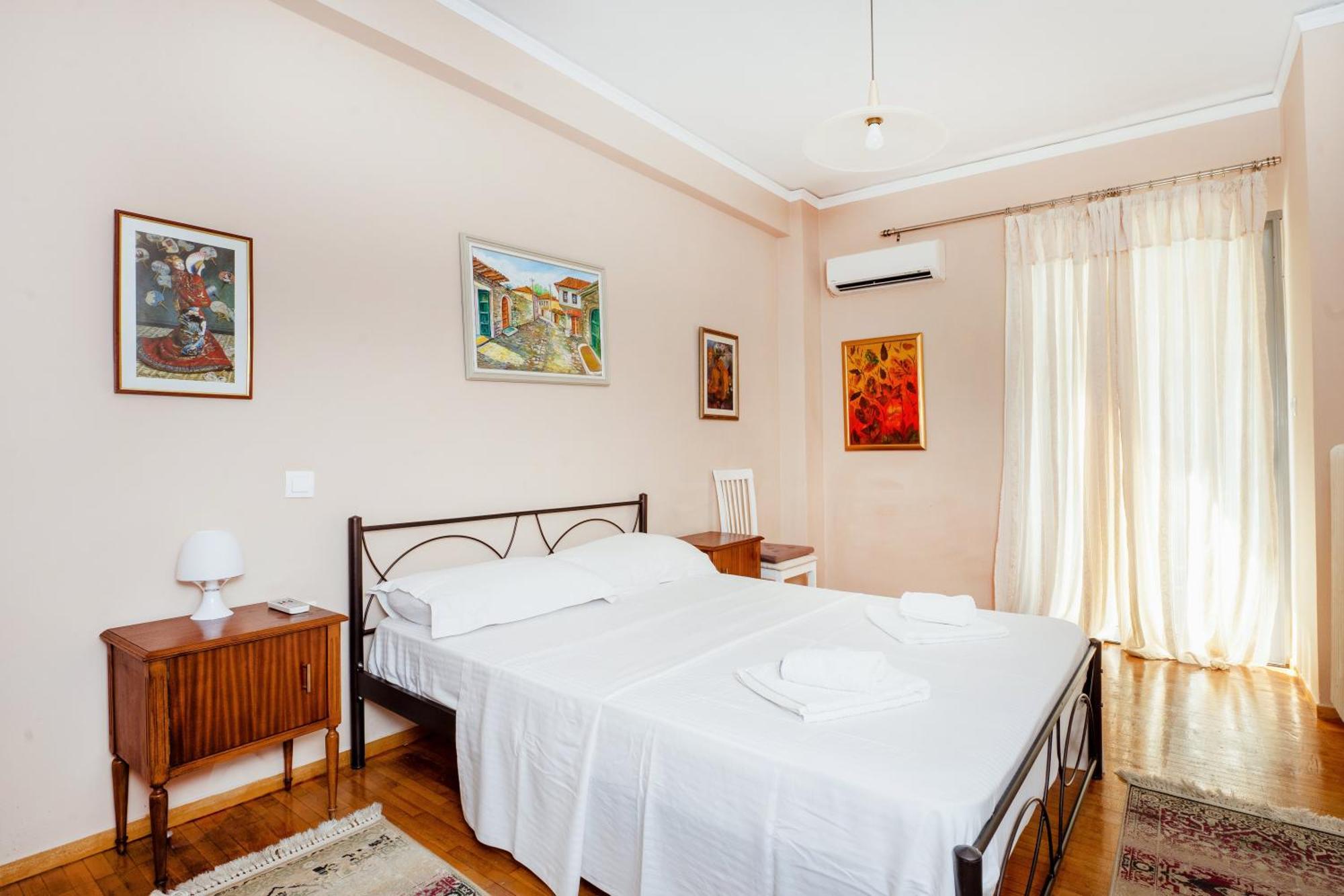 Charming & Authentic Gem - Walk To Port & Shops! Daire Patras Dış mekan fotoğraf